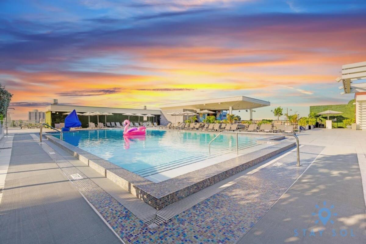 Rooftop Pool - Balcony - Hollywood Beach Broad - Walk Bagian luar foto